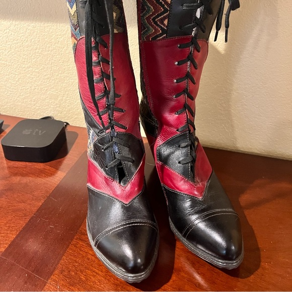 L’Artiste Boots. Size 42. Zipper closure. Like new, maybe worn once. - Picture 2 of 3